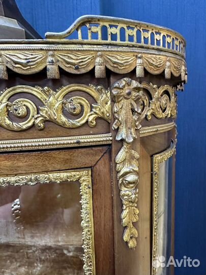 Старинная витрина в стиле Людовика XV