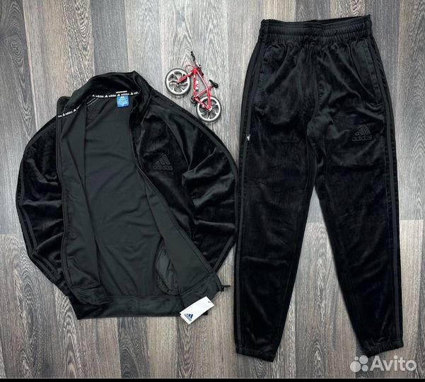 Велюровый спортивный костюм