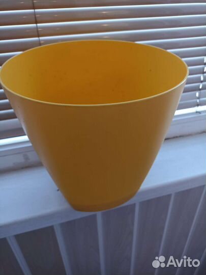 Большой цветочный горшок