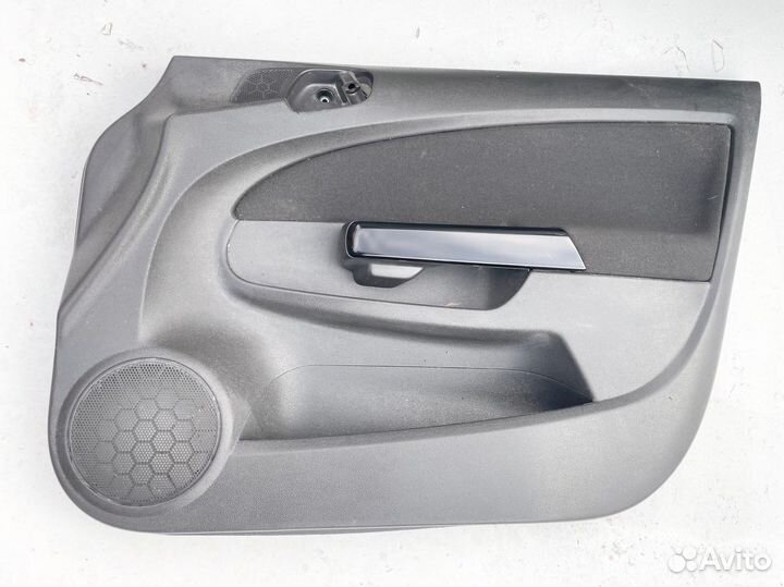 Обшивка двери правая передняя Opel Corsa D