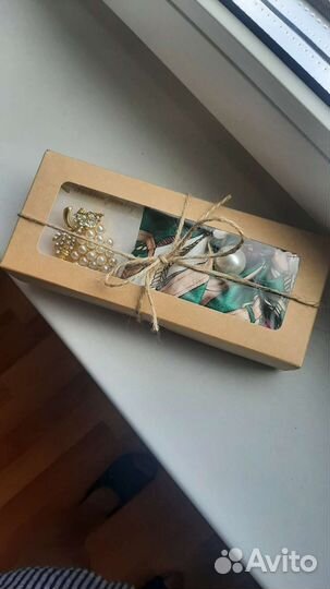 Брошь и резинка