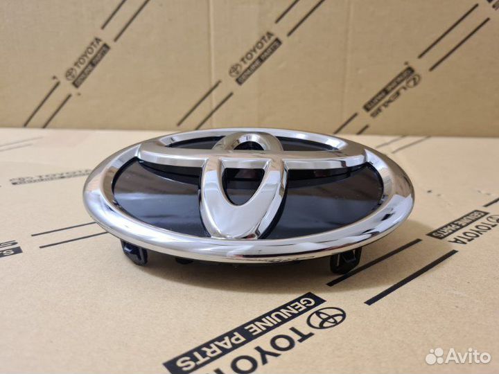 Эмблема решетки радиатора Toyota Camry V70