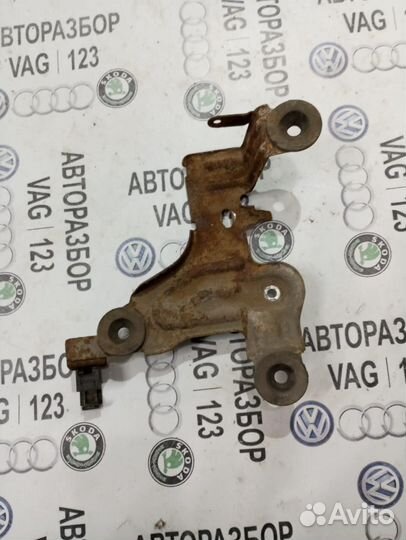 Кронштейн крепления воздушного фильтра Mazda CX-7