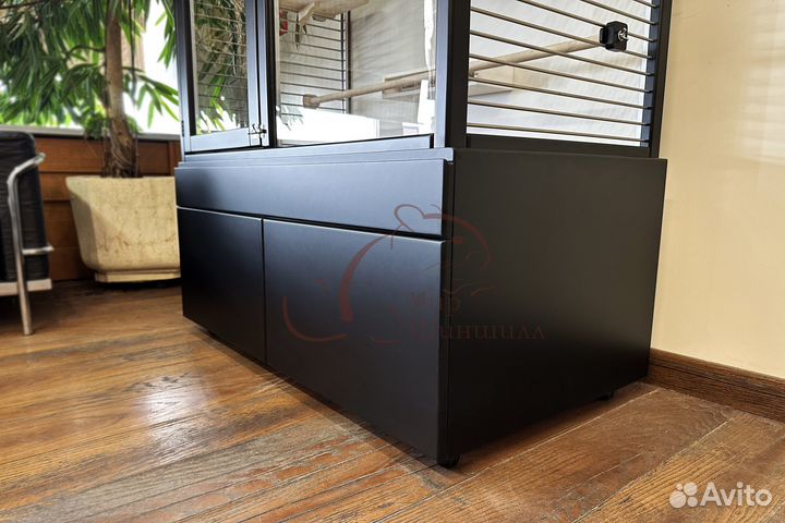 Клетка-витрина для попугая 