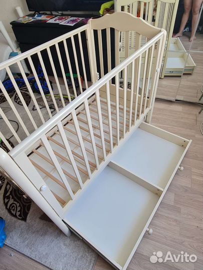 Детская кроватка с маятником и ящиком
