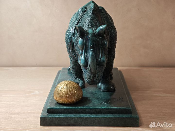 Скульптура Носорог в кружевах. Сальвадор Дали