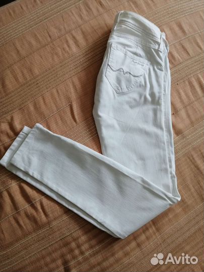Джинсы белые