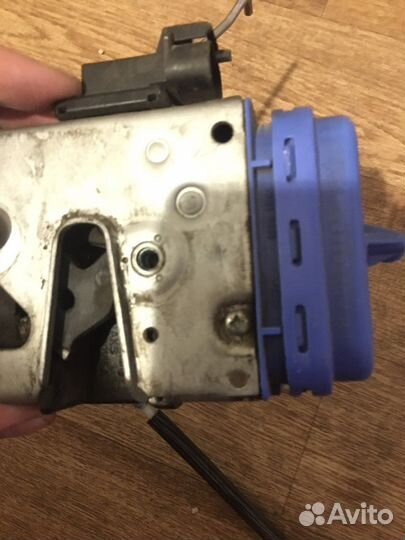 Замок двери задней левой Audi A8