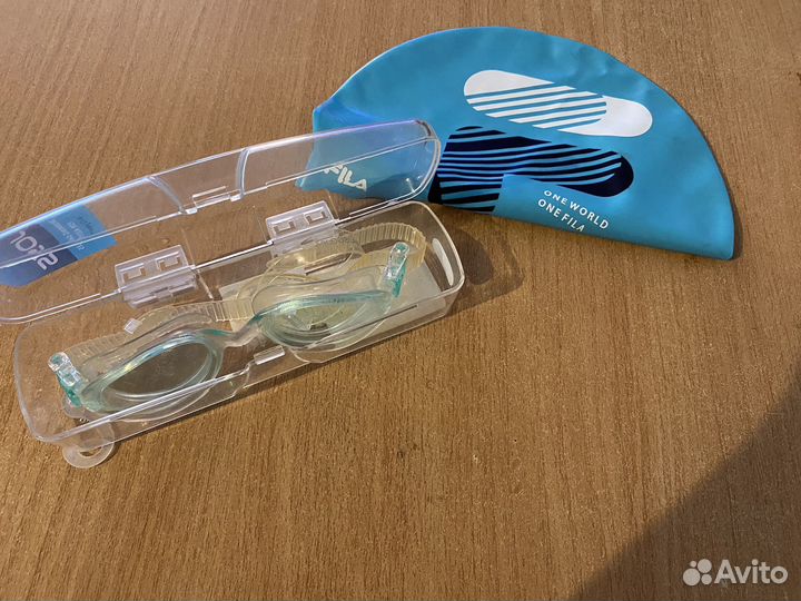 Очки и шапочка для плавания