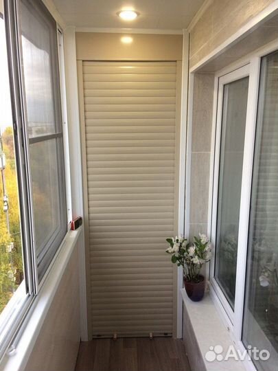 Шкаф с рольставнями на балкон на заказ