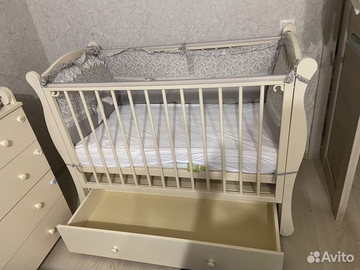 Детская кроватка с продольным маятником