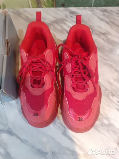 Продам кроссовки женские