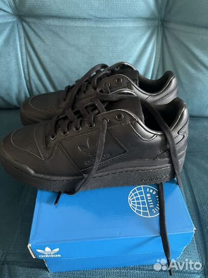 Оригинальные кроссовки forum bold W размер 7 US