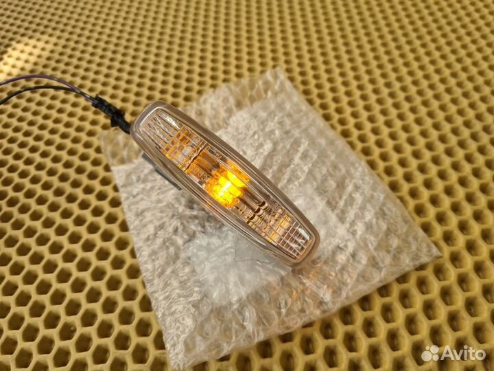 Поворотник в крыле Infiniti