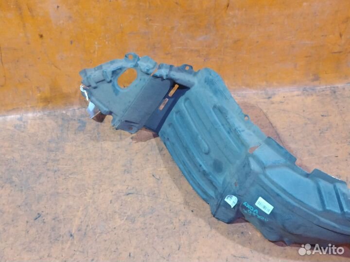 Подкрылок Toyota Voxy AZR60G (Переднее Правое)