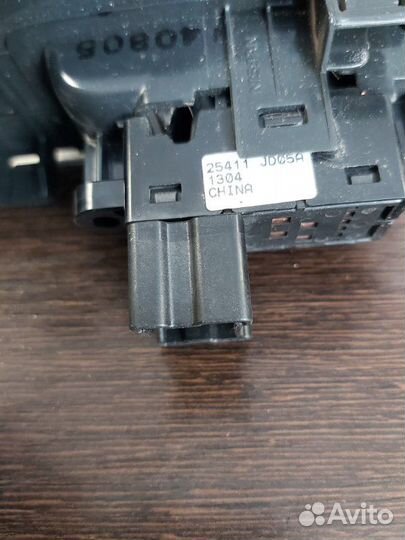 Кнопка стеклоподъемника задняя правая Nissan