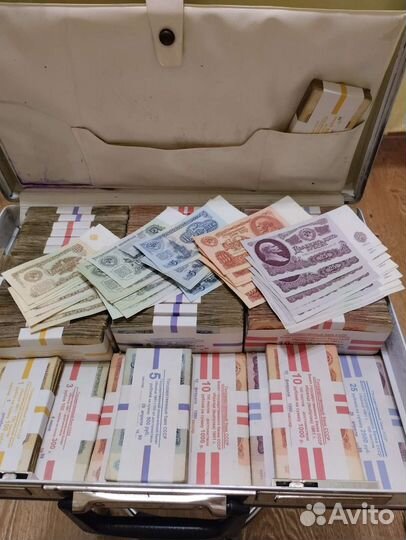 Дипломат, кейс с пачками денег СССР