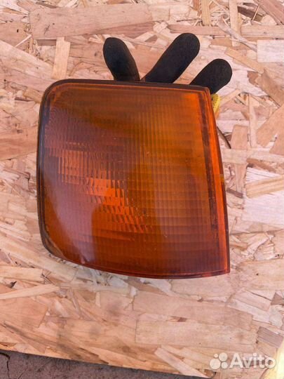 Поворотник передний правый passat b3