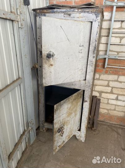 Сейф металлический