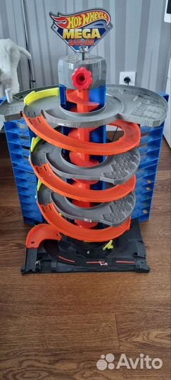 Гоночный трек hot wheels mega garage