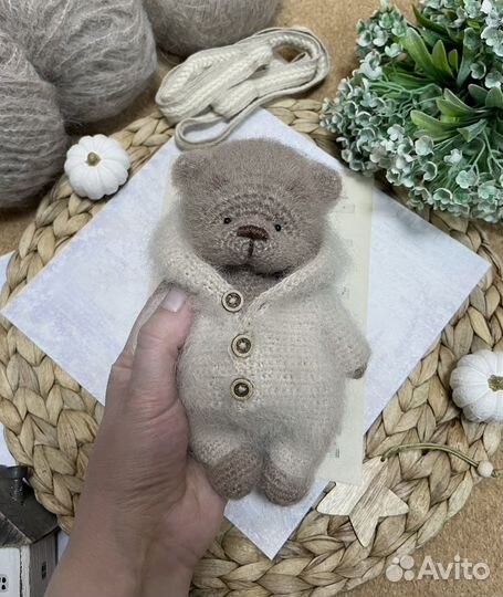 Вязаный мишка в комбинезоне Зайки, в наличии