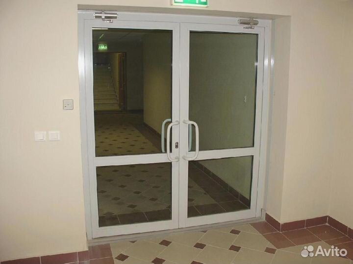 Пластиковые двери со стеклом