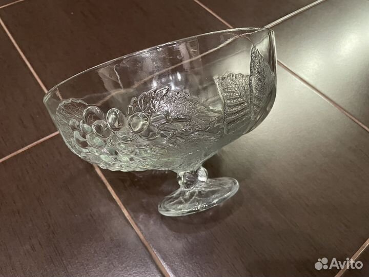 Ваза для фруктов на ножке