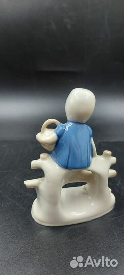 Статуэтка фарфоровая девочка с корзинкой и кошкой