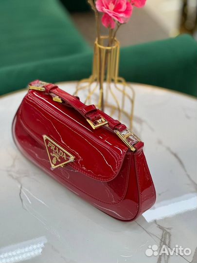 Клатч Prada из лакированной красной кожи