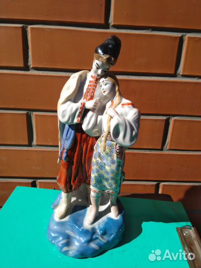 Фарфоровая статуэтка 