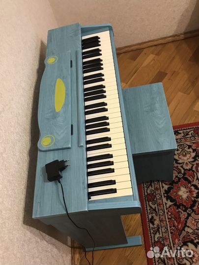 Цифровое пианино на 61 клавишу