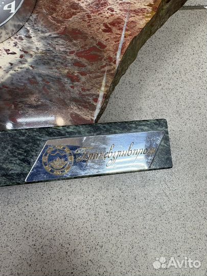 Настольные часы из камня Молния