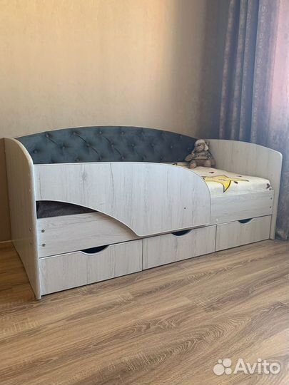 Детская кровать с мягкой спинкой