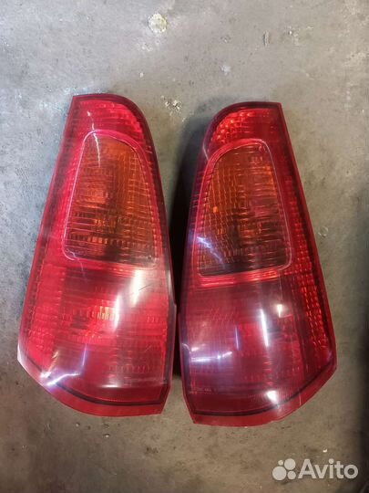 Задний правый фонарь nissan serena c24