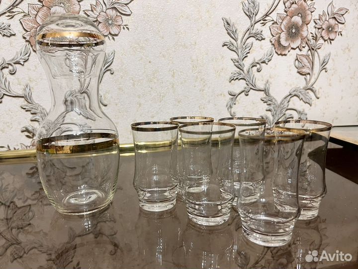 Кувшин с бокалами