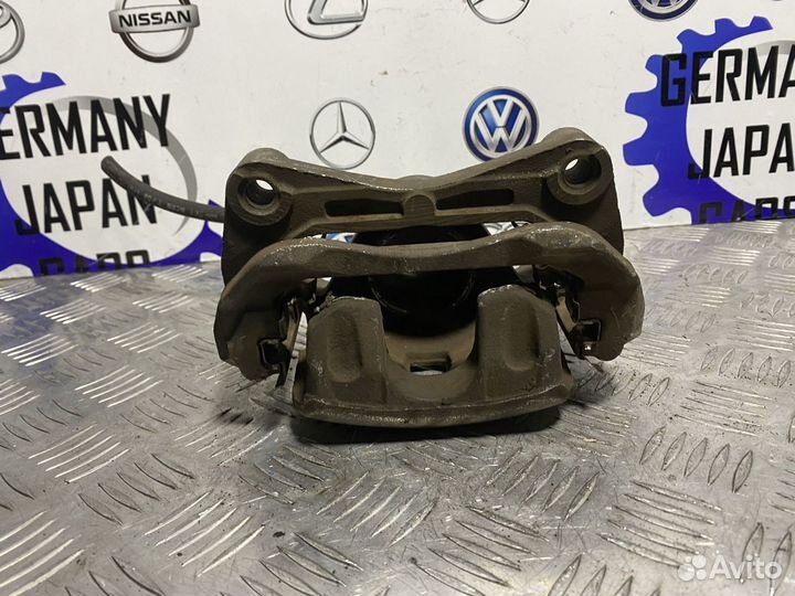 Передний левый суппорт Nissan Teana J31