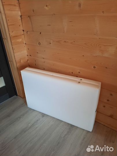 Кушетка со стулом тележкой и кольцевой лампой