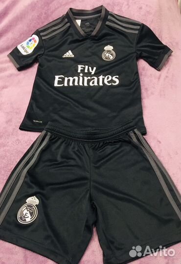 Футбольная форма: футболка и шорты