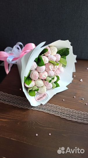 Клубника в шоколаде с зеленью