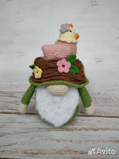 Вязаная игрушка Гном пасхальный