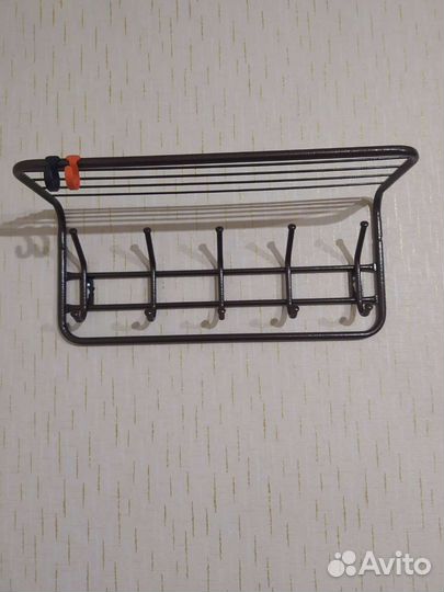 Вешалка и пуфик в прихожую