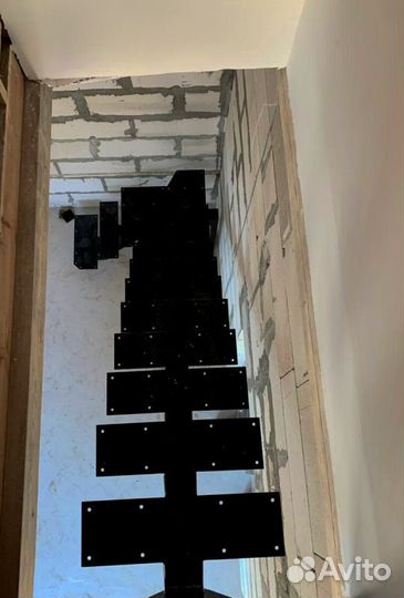 Лестница на металлокаркасе открытого типа