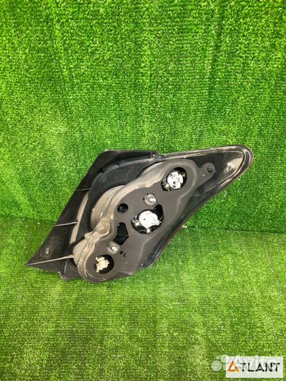 Фонарь задний левый toyota IST