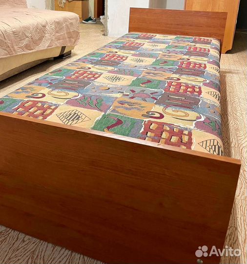 Кровать односпальная с матрасом