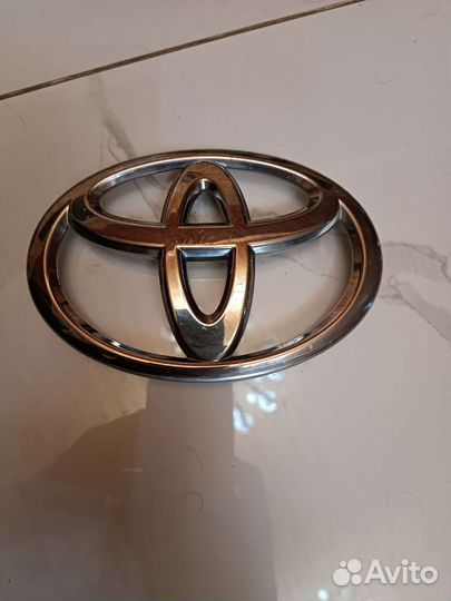 Эмблема Toyota camry 50