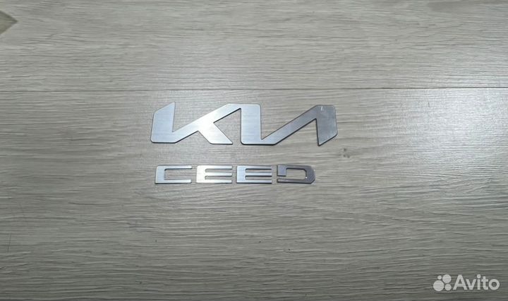 Эмблема на дверь багажника (универсал) Kia Ceed