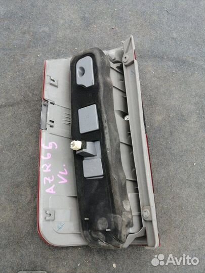 Стоп-сигнал правый Toyota Noah AZR60