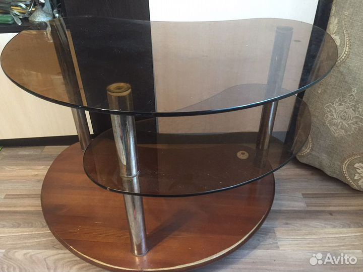 Стол стеклянный на колесиках