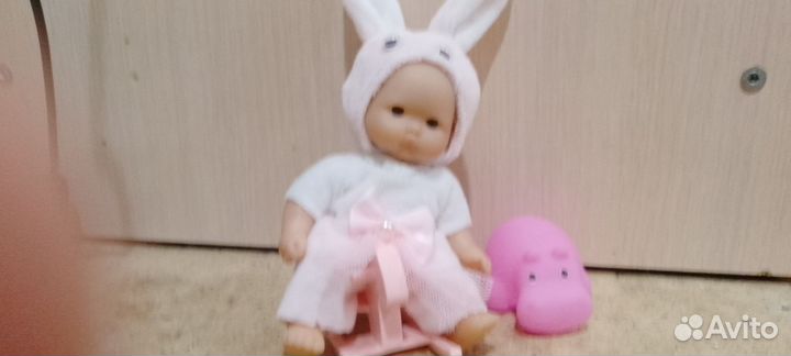 Маленький пупсик в костюме зайца