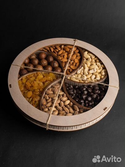 Подарочный набор из орехов и сухофруктов